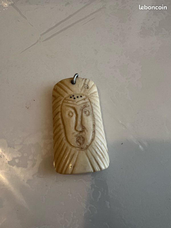 Ancien bijoux Pendentif en os (image 1)