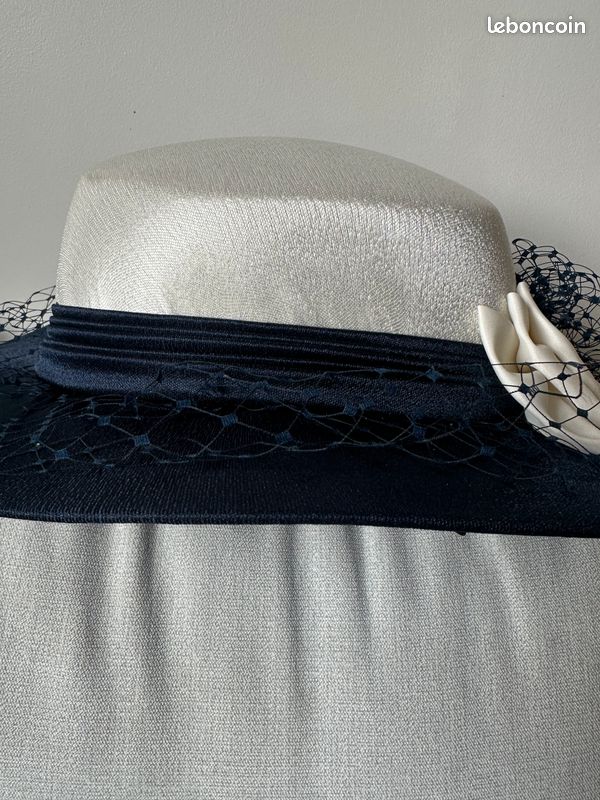 Magnifique chapeau de cérémonie de modiste - Capeline Bibi bleu marine et crème (image 2)