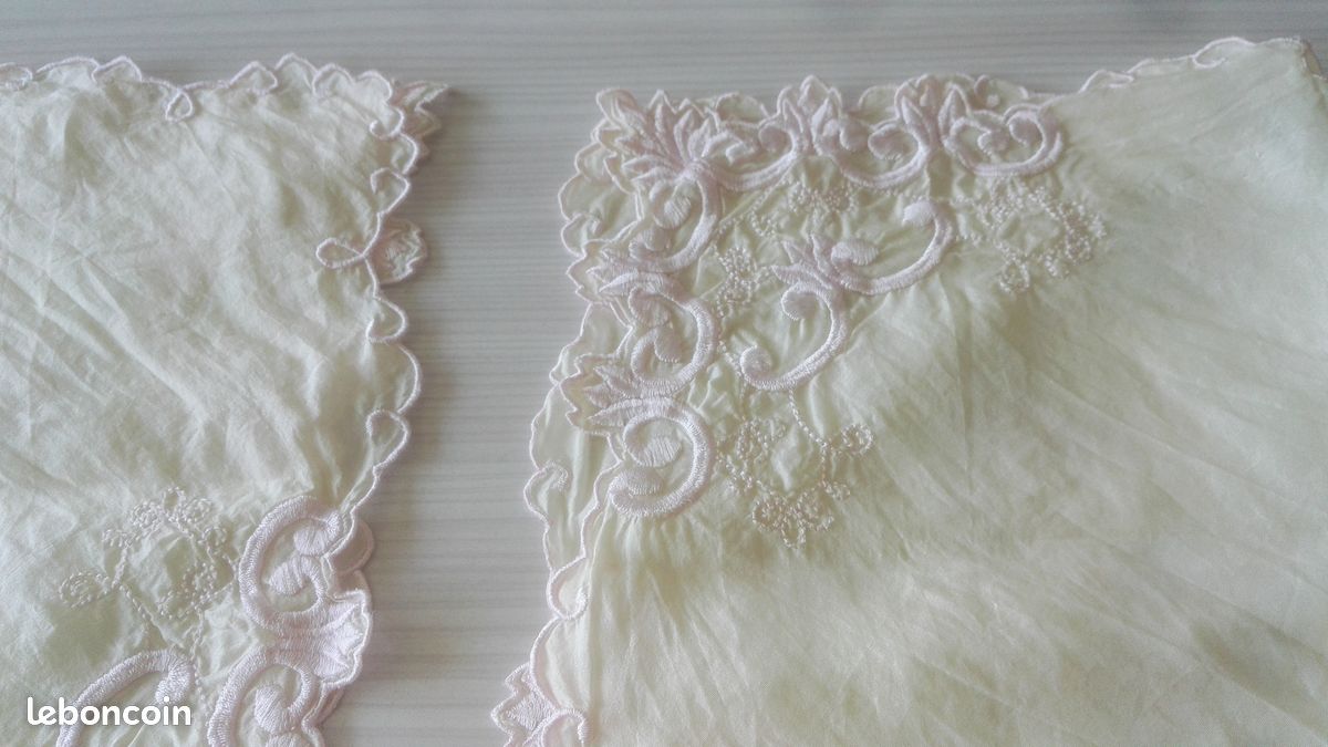 Petit voilage en pointe brodé sur mesure modèle Vérone
