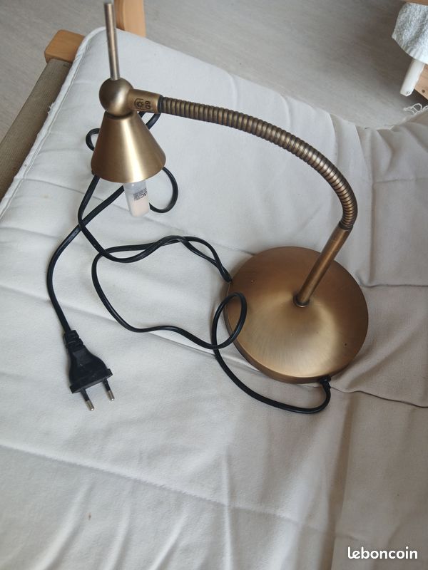 Lampe flexible dorée (image 2)