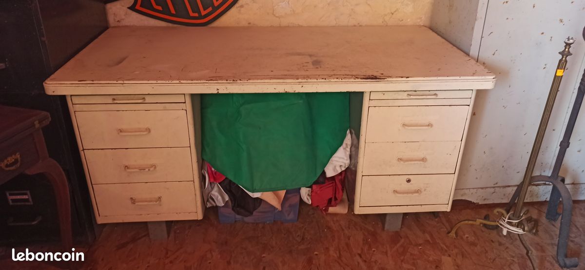 Bureau métallique ancien (image 1)