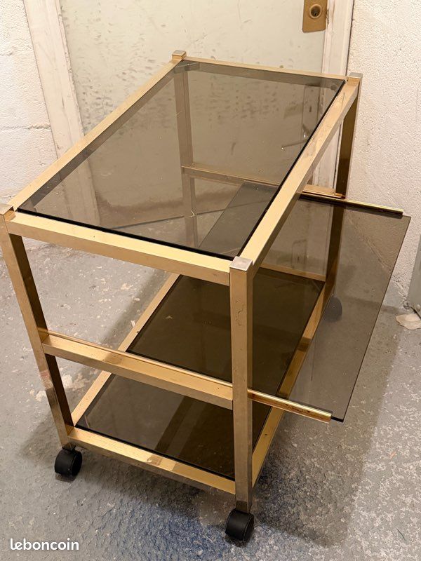 Desserte bar vintage en laiton doré et verre fumé – sur roulettes (image 1)