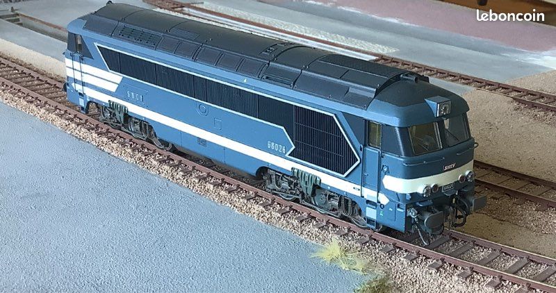 Locomotive diesel A1A A1A 668523, livrée INFRA | Trains de