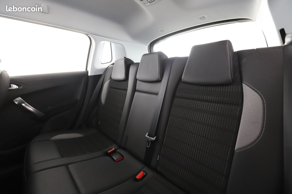 Peugeot 2008 1.2 PureTech Allure 110 ch (image 8)