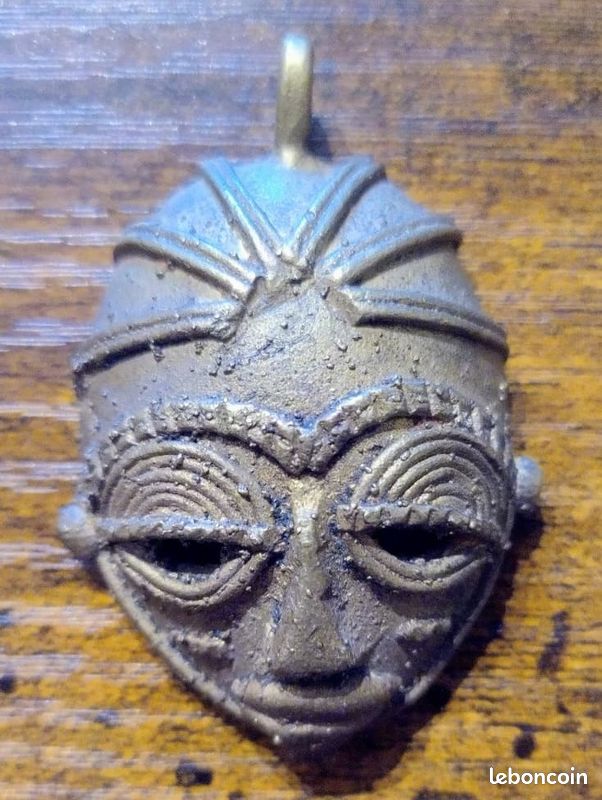Pendentif Masque Africain – Métal Argenté – Cordon Noir – Vintage 90s