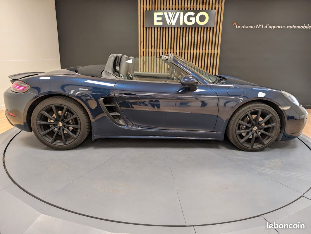 PORSCHE 718 BOXSTER 2.0 300 PDK - CAMERA DE RECUL + RADAR AVANT + SIEGES ET VOLANT CHAUFFANT + CLIM BI-ZONe (image 20)