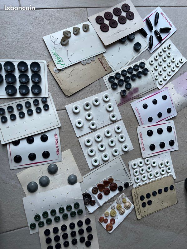 Collection Plaque De 8 Boutons Vintage - Blanc Rose Jaune, Plastique, Diamètre 12 à 27 Mm