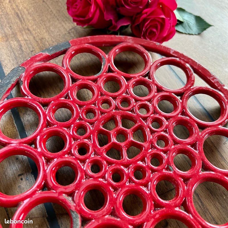 Magnifique ancien dessous de plat en fonte rouge (image 2)
