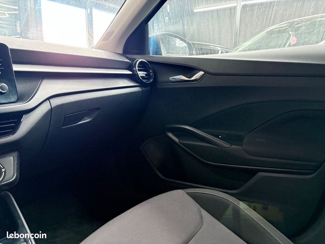 Skoda FABIA 1.0 TSI 95 CH BVM5 Ambition 2EME MAIN + CARPLAY + RADARS AV/AR + GARANTIE 12 MOIS (image 36)