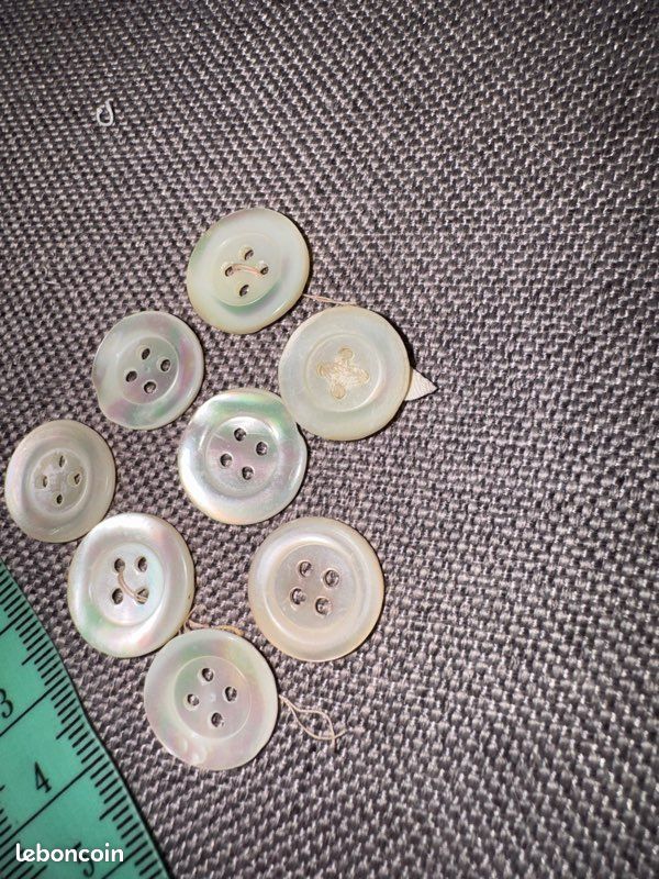MERCERIE ANCIENNE BOUTON COUTURE DAIM (1210