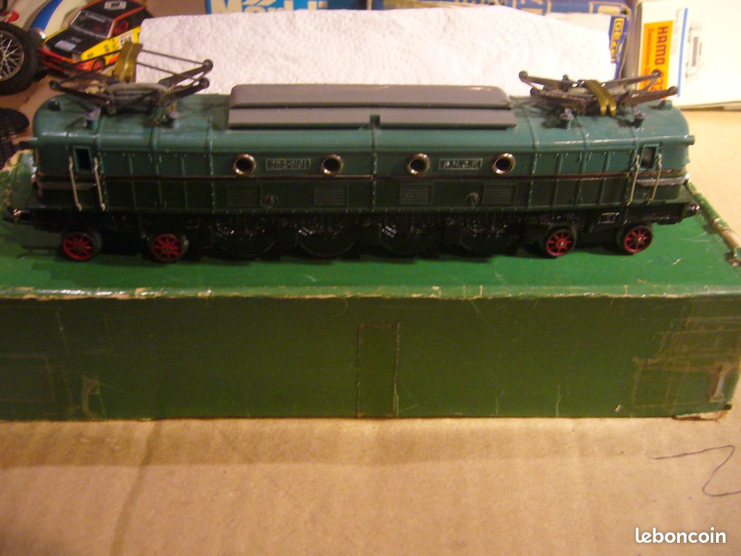 Locomotive électrique. Type 2D2 - 9100 en tête du Train