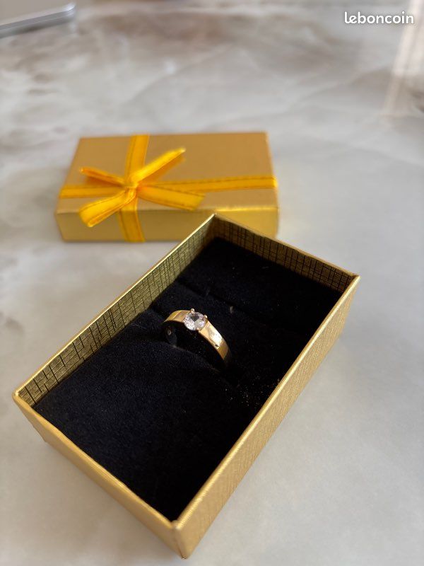 Bague Solitaire Ajustable Pierre Brillante Monture Dorée - Occasion, Fabrication Française