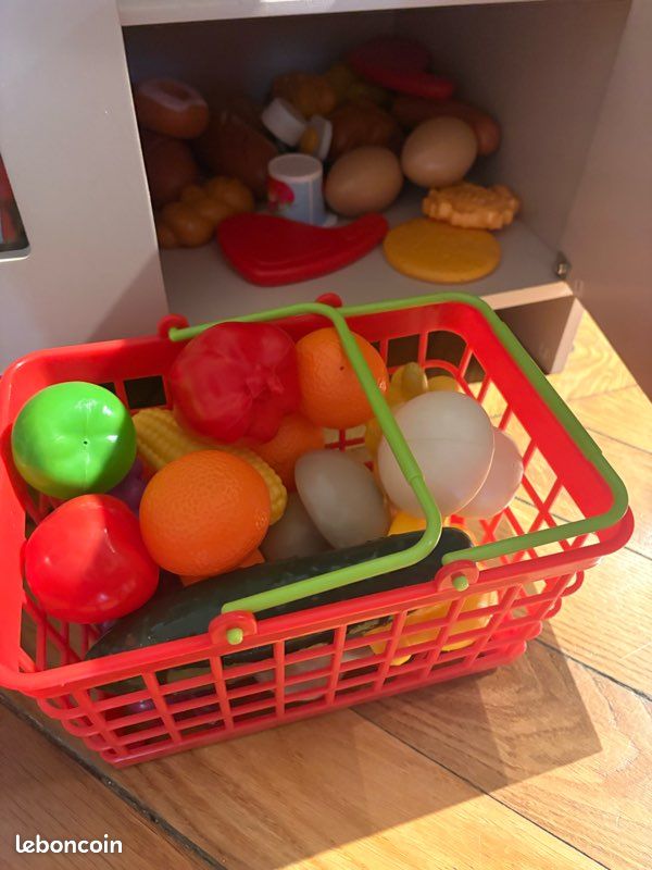 Cuisine enfant en bois Petite Amélie – rose poudré & doré avec dînette et accessoires de primeurs (image 2)