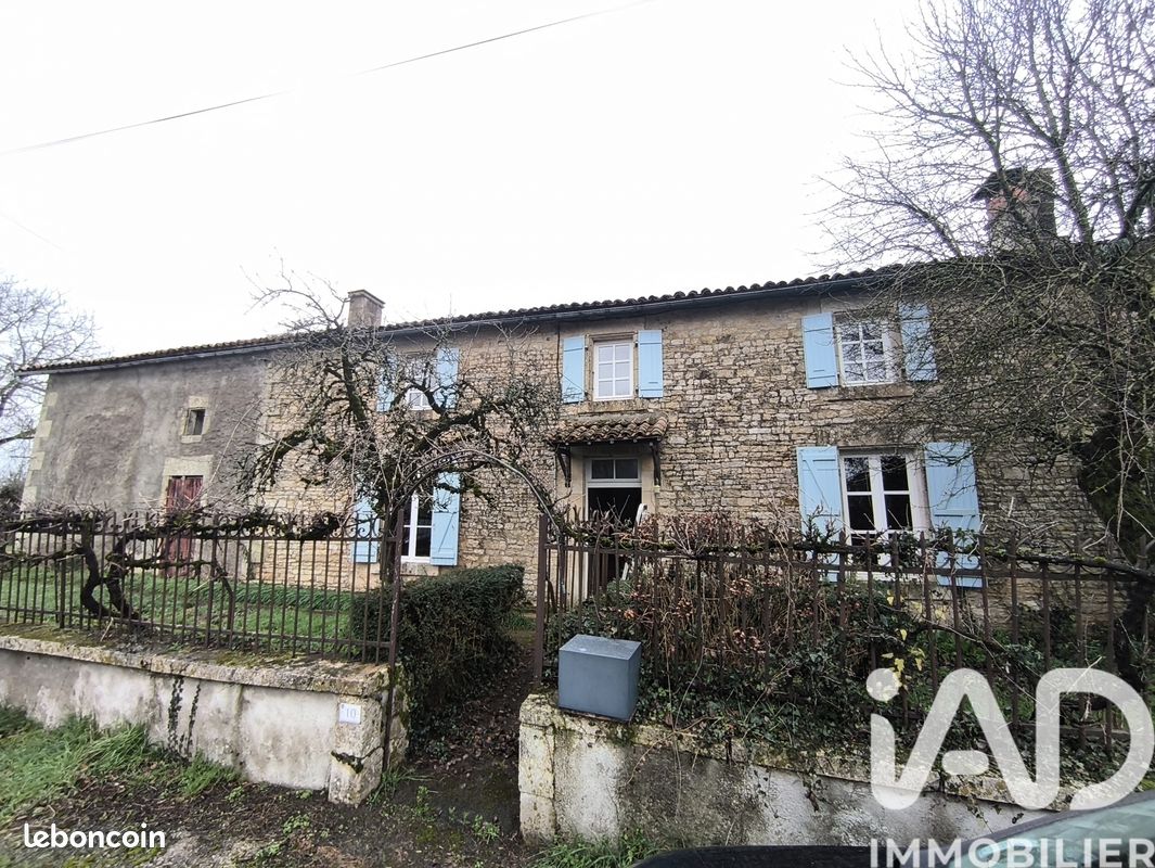 Maison 4 pièces 143 m² · à Chey · 143 m² · 136 000 €