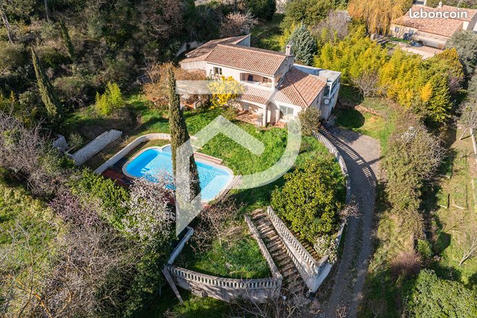 Propriété 5 pièces 145 m²