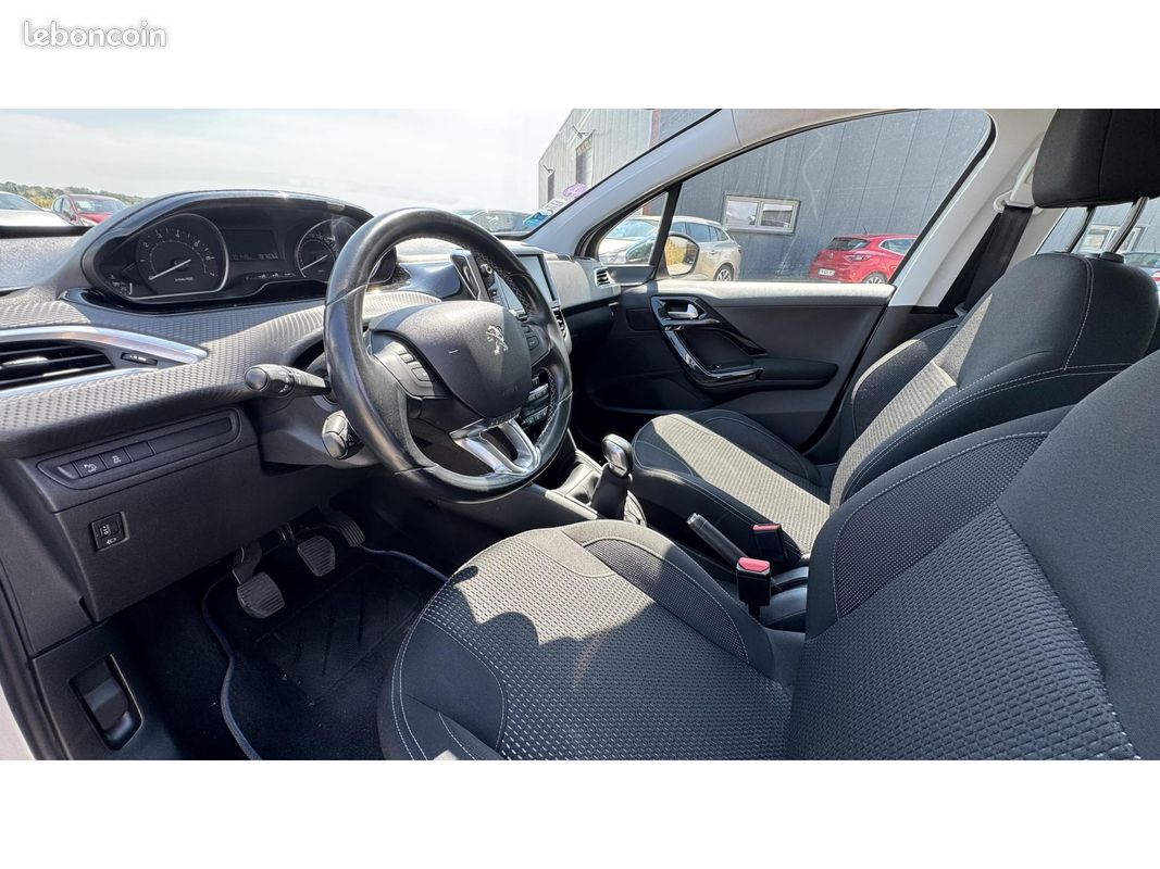 PEUGEOT 208 1.2i 12V - 82 Style (image 19)