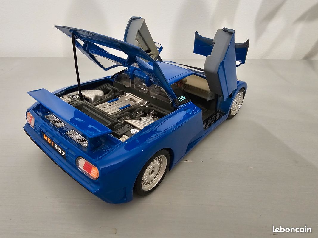 Bugatti EB 110 1991 Burago 1/18 - Bleu Foncé - Miniature Collection Italie