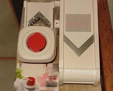 Mandoline Tupperware Mandochef Avec 2 Lames - Blanche, En Plastique. Elle Est Propre Et En Bon état, Parfaite Pour Couper Tes Légumes Facilement.