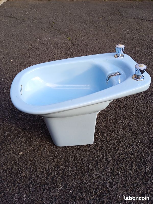 Magnifique Bidet en céramique bleu-pâle années 70 très stylé et élégant idéal pour compléter salle de bains vintage ou moderne avec possibilité de lavabo sur pied de même couleur (image 2)