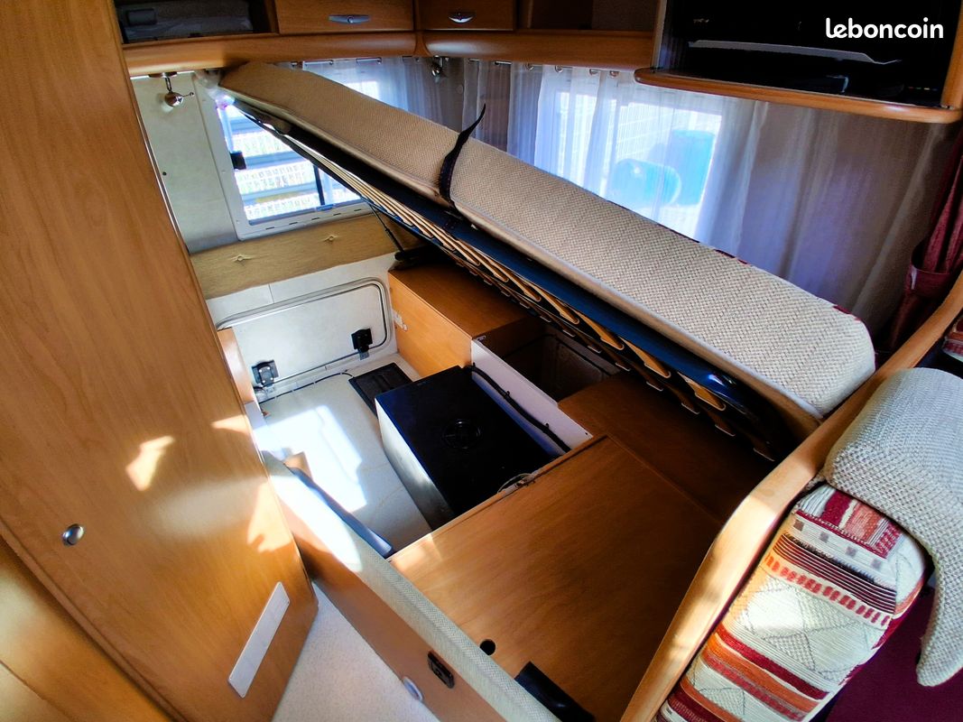 Camping-car d'occasion chausson welcom 70 + 2004 + 2.8l hdi + 130 cv + compact 6,36 m + lit a la francaise + dinette transformable en lit 2 places + antenne satellite + porte velos (image 10)