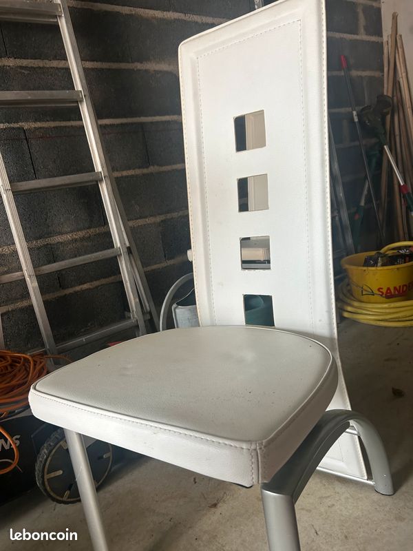 Lot 4 chaises blanches et noires (image 1)