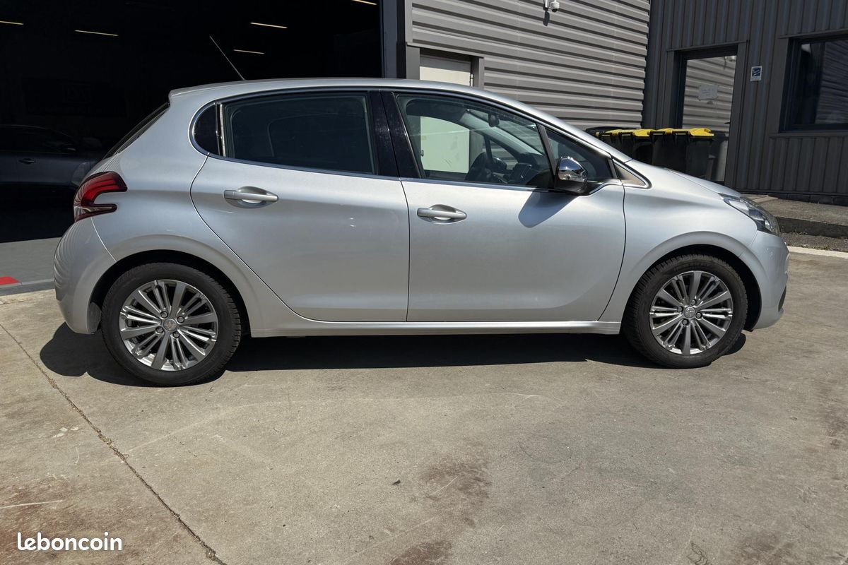 PEUGEOT 208 1.2i - 82 Allure (image 7)