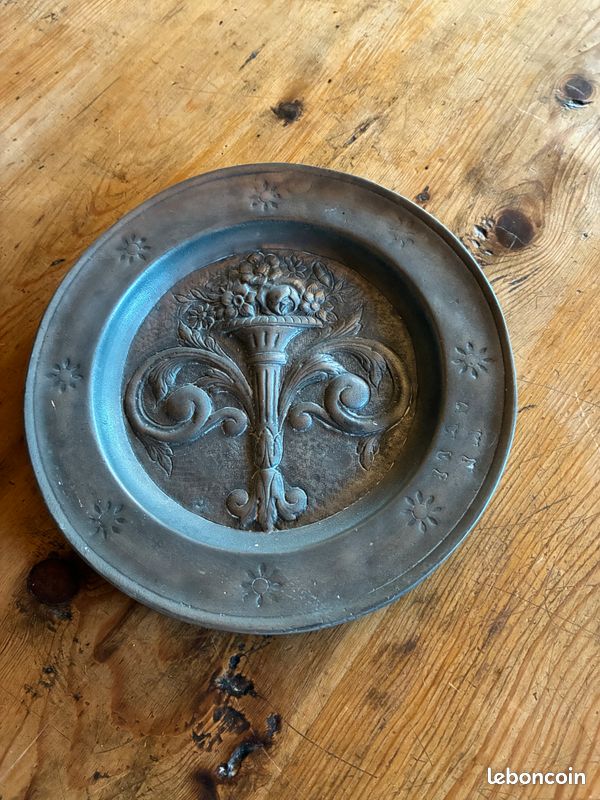 Assiette en étain (image 1)