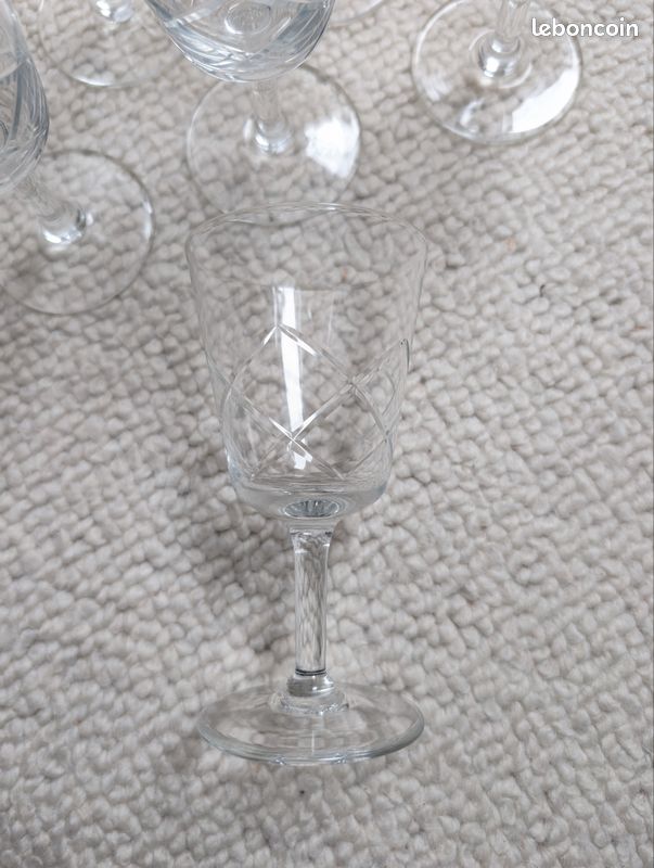 Lot de verres à pied en cristal gravé (image 4)