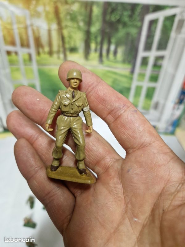 Figurine Starlux - Soldat Parachutiste Debout Avec Mitraillette - Occasion, Pour Collection Militaire