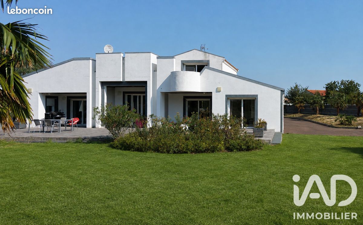 Maison 8 pièces 402 m² · à Saint-Révérend · 402 m² · 775 000 €