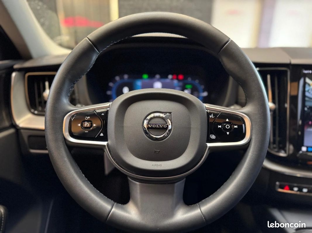 VOLVO XC60 T6 Recharge AWD 253 ch + 145 ch Geartronic 8 Ultimate Style Dark - 1ère main - Toit ouvrant - Sièges chauffants - Caméra 360 (image 15)