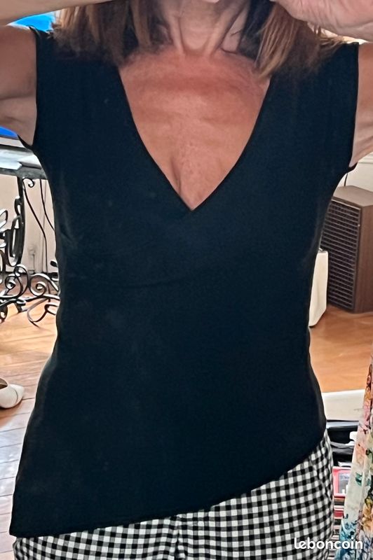 T- shirt noir très féminin TEHEN encolure et bas asymétriques (image 1)