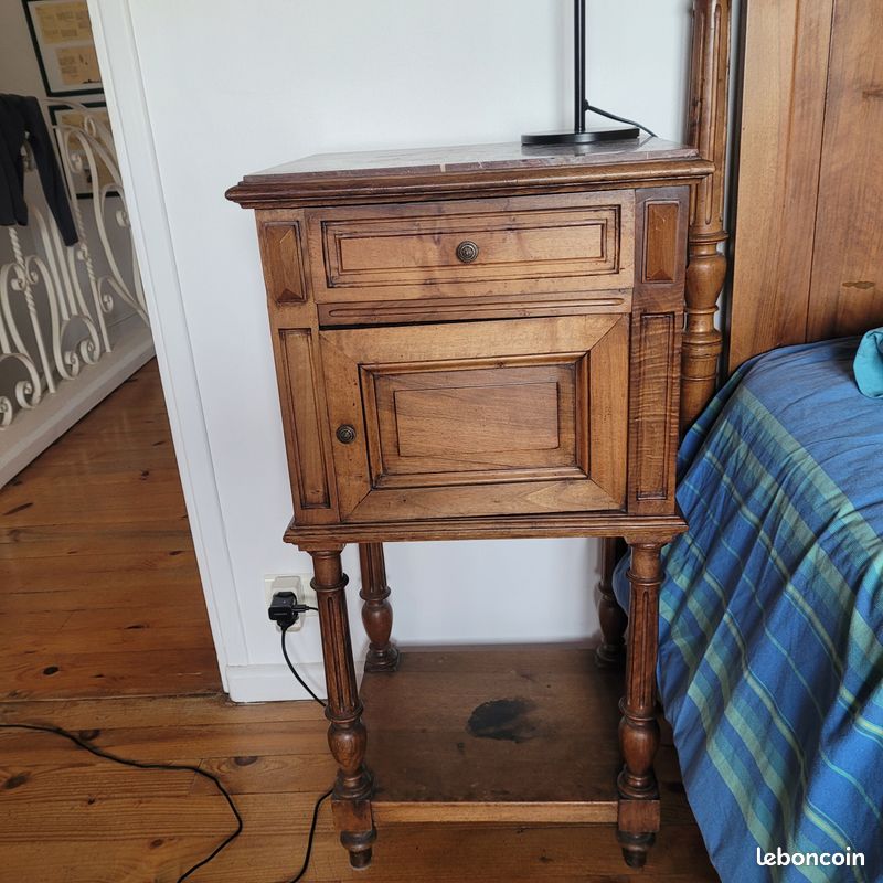 Vends table de nuit et bois de lit en noyer (image 1)