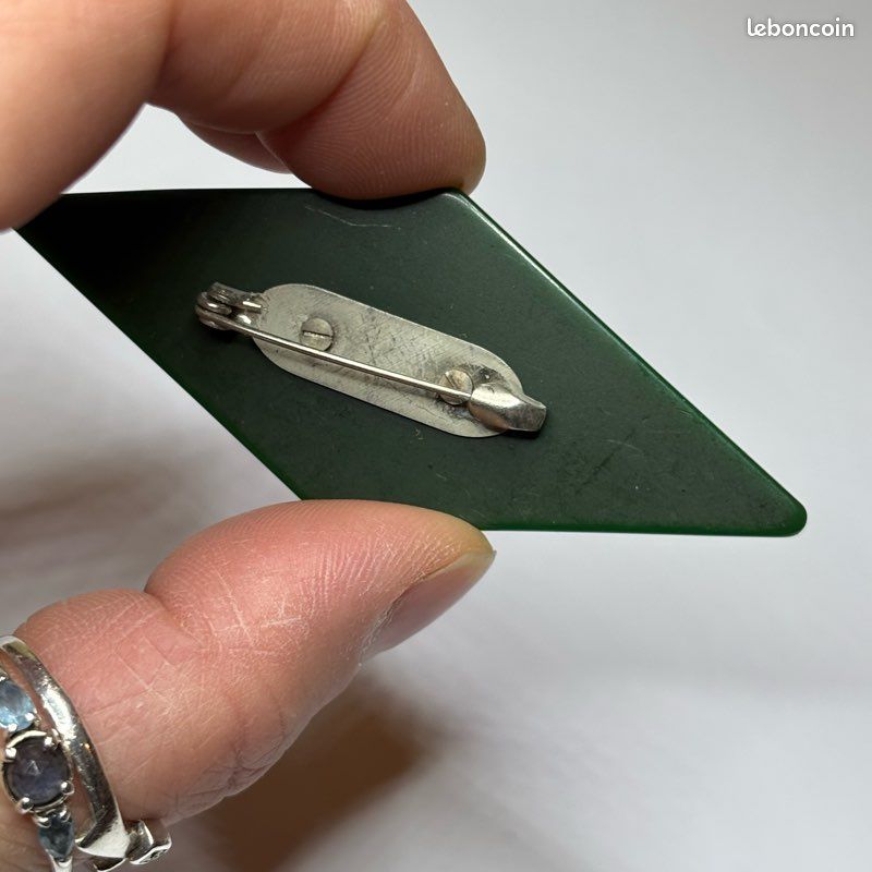 ANCIENNE BROCHE EN Bakélite Ou Plastique Lea Stein? Pas De