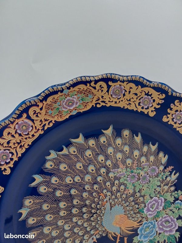 Grande Assiette en Porcelaine Taous – Décor Floral & Paon, Artisanat Marocain - Arts de la table