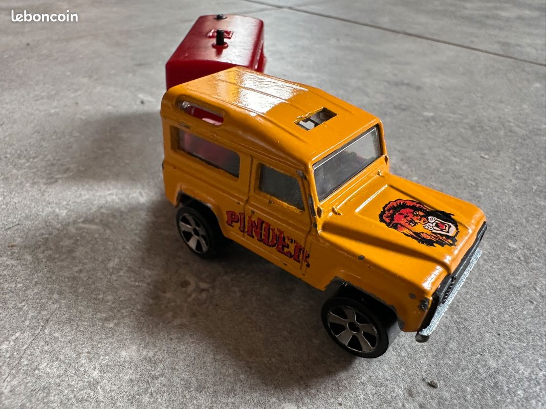 Majorette n°266, cirque Pinder, Land Rover Defender et sa remorque lion, 1/60e Majorette n°266, cirque Pinder, Land Rover Defender et sa remorque lion, 1/60e