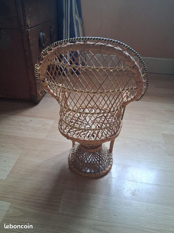 Chaise vintage en osier pour poupée / Petit fauteuil en rotin pour ours en peluche - France Chaise vintage en osier pour poupée / Petit fauteuil en rotin pour ours en peluche - France