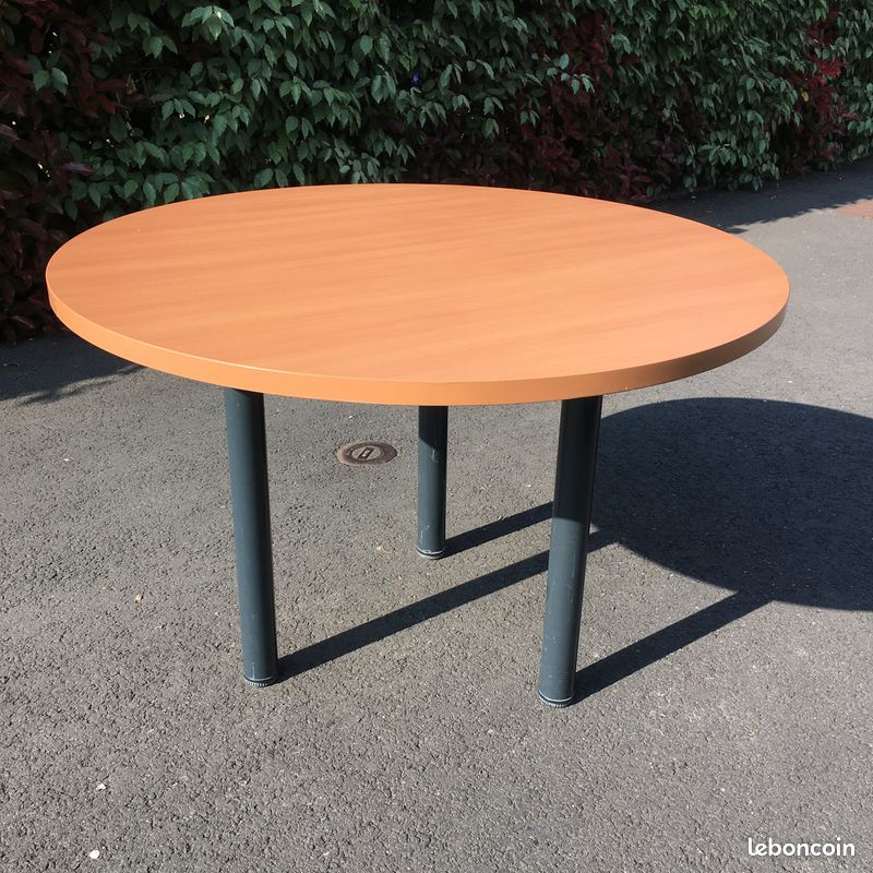 Table ronde en bois (couleur hêtre) TBE (image 1)