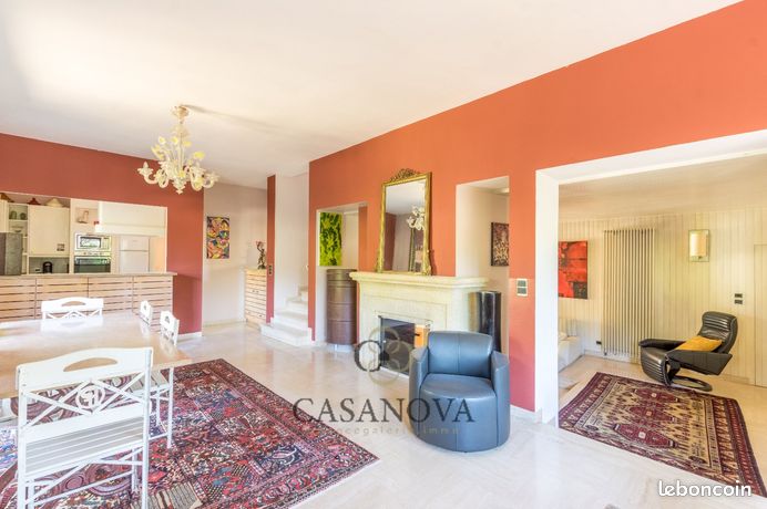 Villa 10 pièces 245 m² — 5