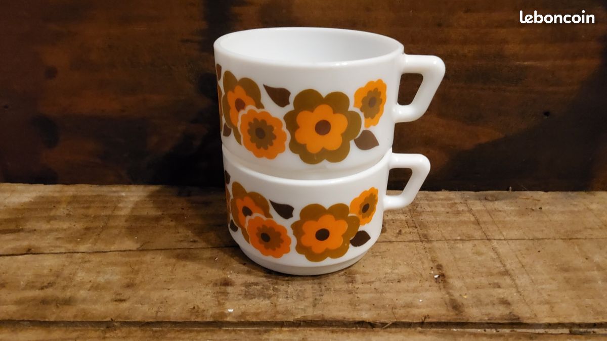 14 tasses à cafe de 125ml + 2 de 250ml Arcopal multi fleurs orange année 1980