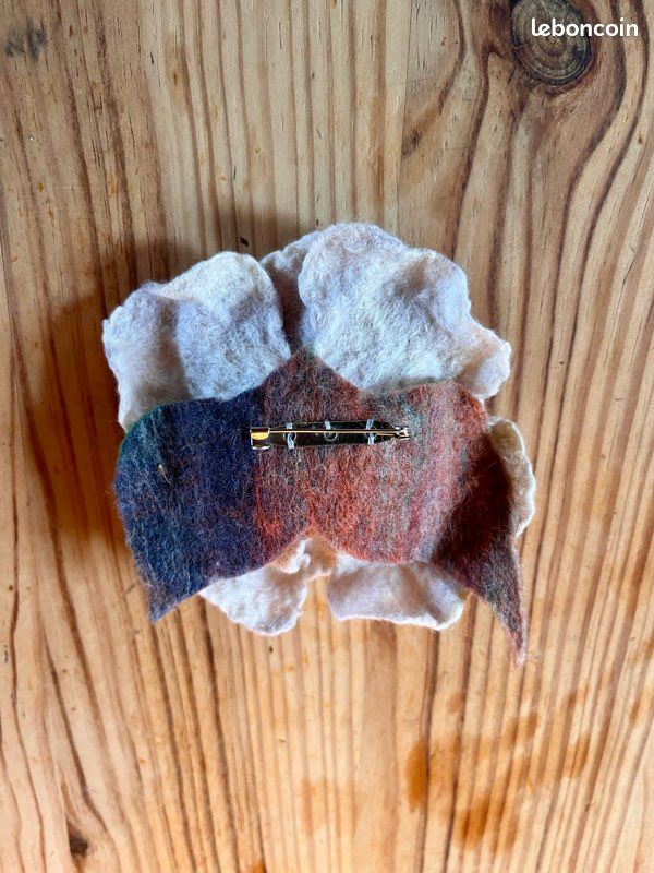 Broche en laine feutrée (image 2)