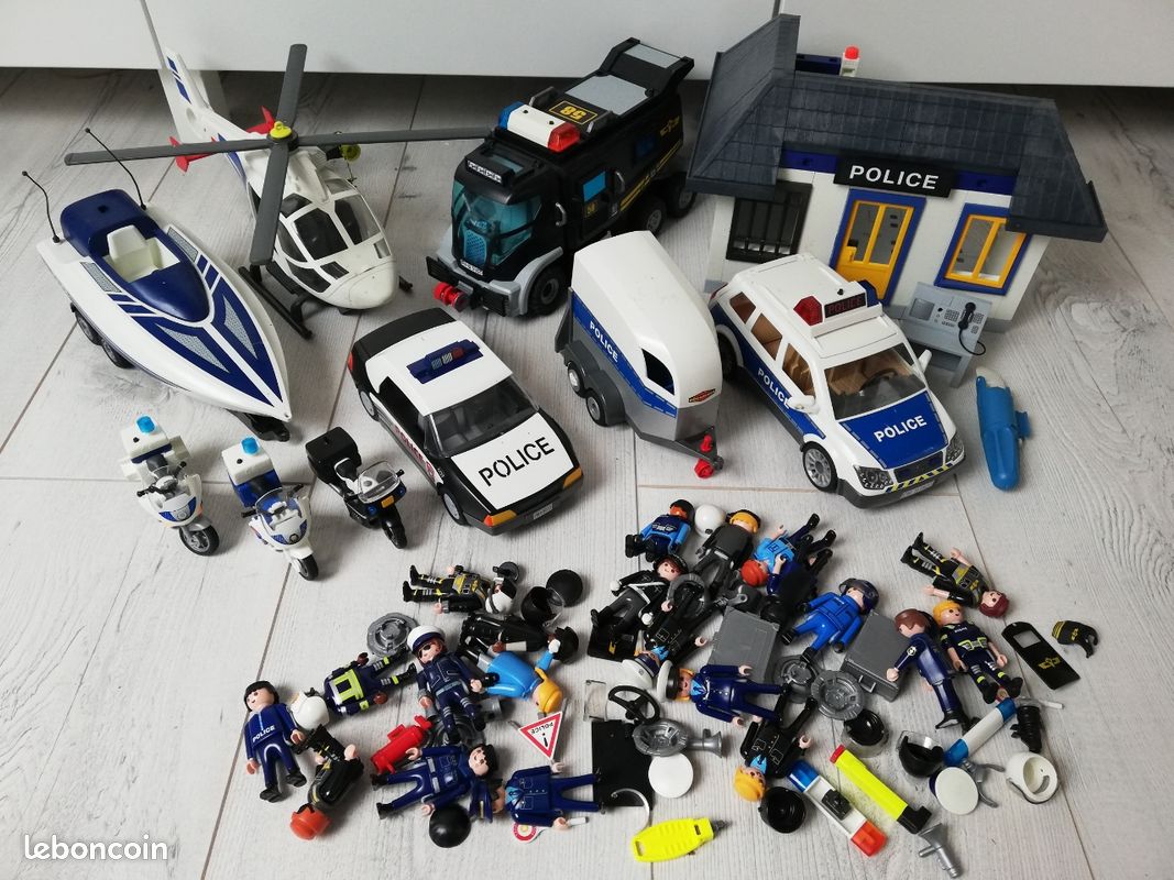Lot De Figurines Et Accessoires Playmobil D'occasion, Univers Varié
