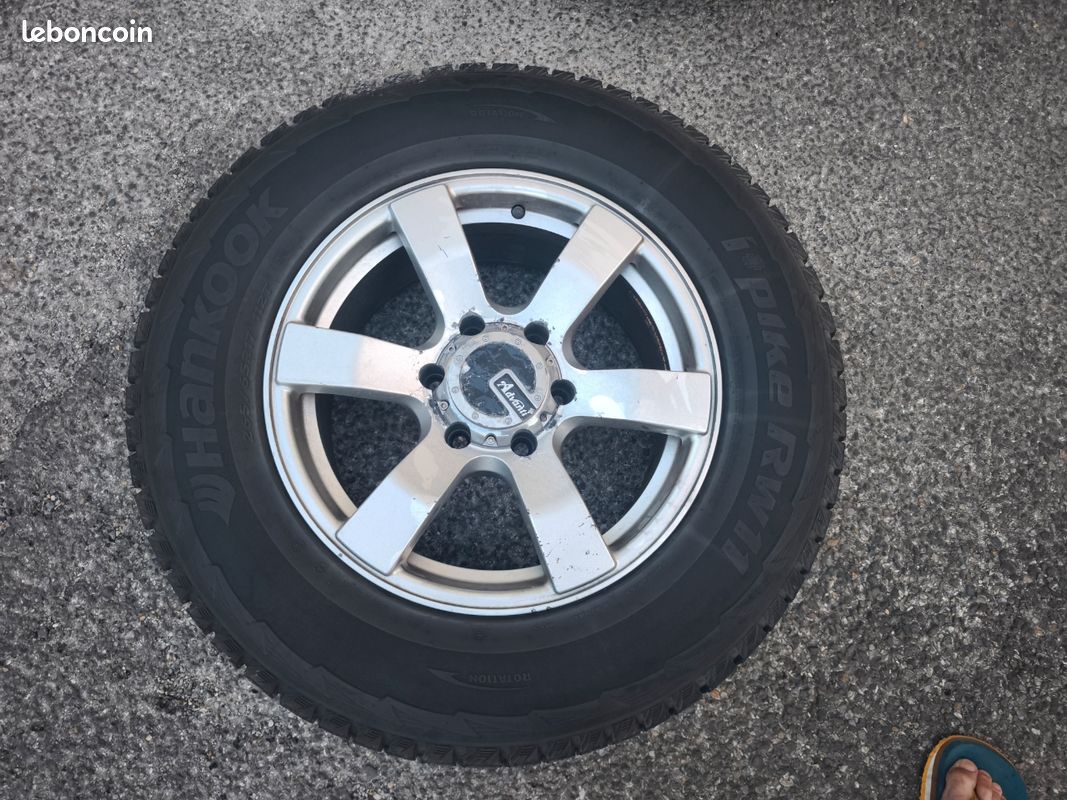 Roues complètes jantes et pneus neige cloutés (image 1)