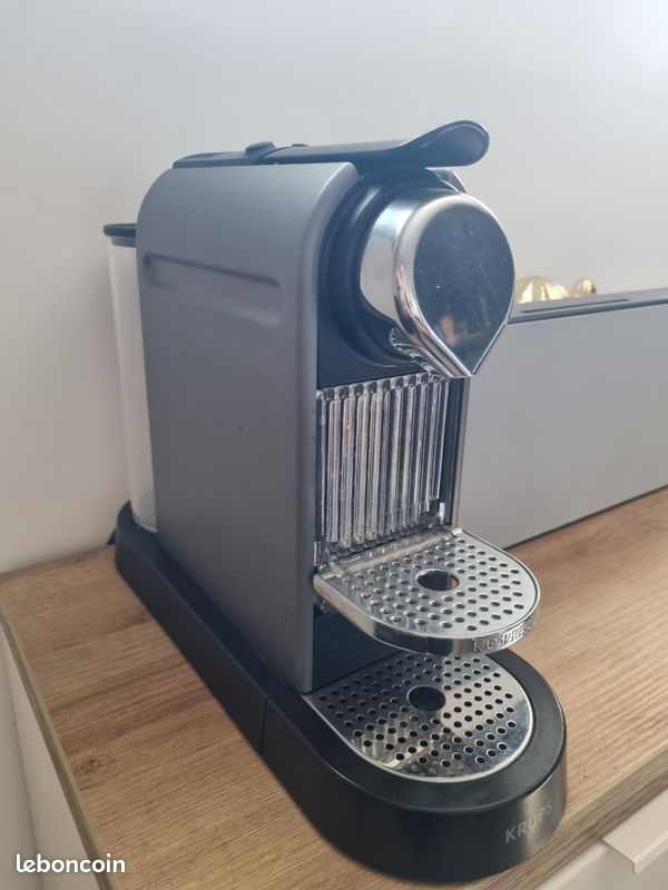 Machine à café Nespresso Krups CitiZ (Gris / Argent) – Très peu servie (image 1)