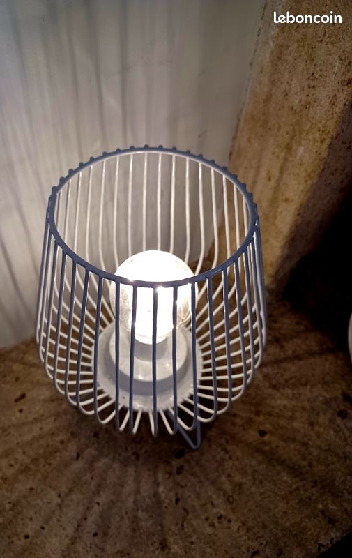 Lampe sans fil en métal blanc (image 7)
