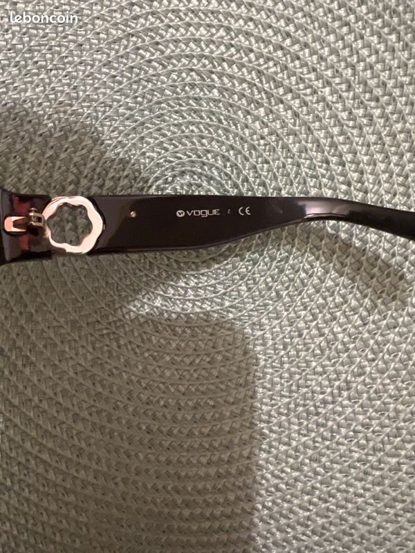Lunettes de soleil noir VOGUE tbe (image 3)