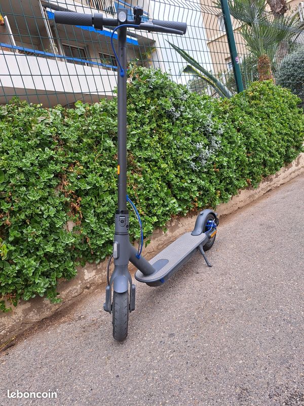 Trottinette électrique XIAOMI Mi Electric Scooter Pro Pas Cher Trottinette électrique XIAOMI Mi Electric Scooter Pro Pas Cher