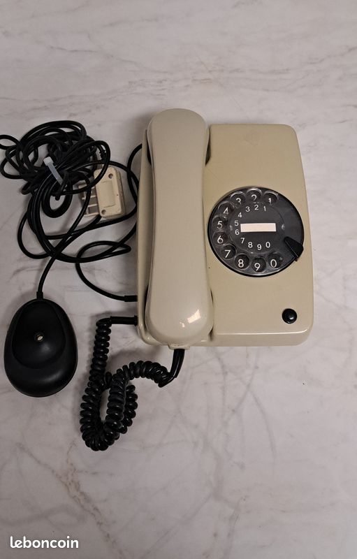 Téléphone allemand Siemens à cadran Années 1980 (image 1)