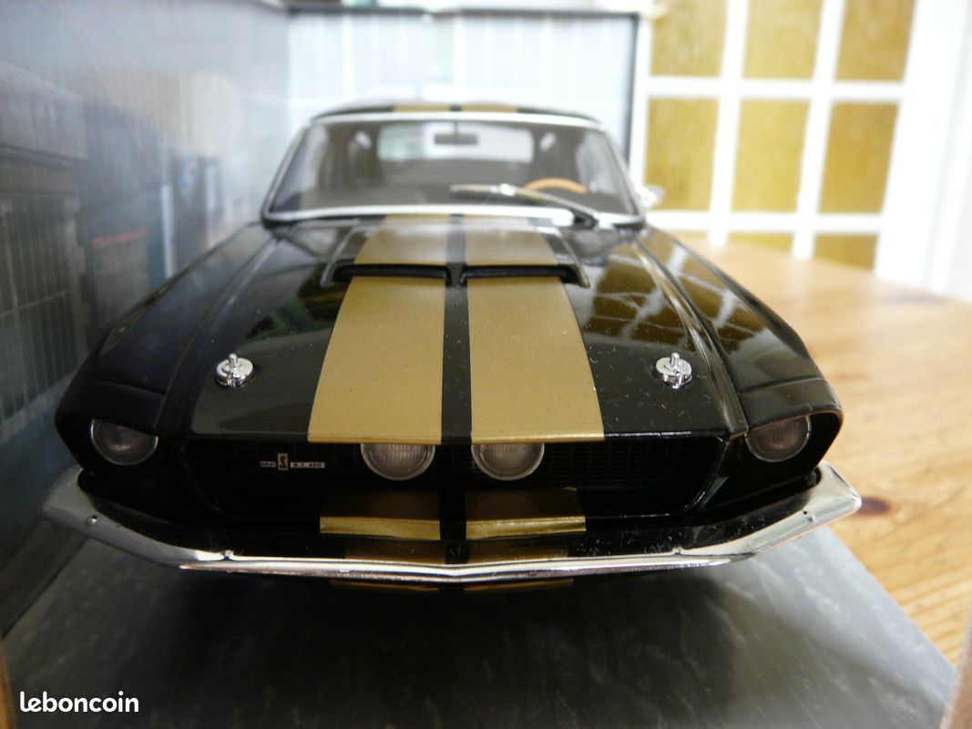 Voiture Ford Mustang GT500 noire et dorée 1967 neuve en boîte (image 7)