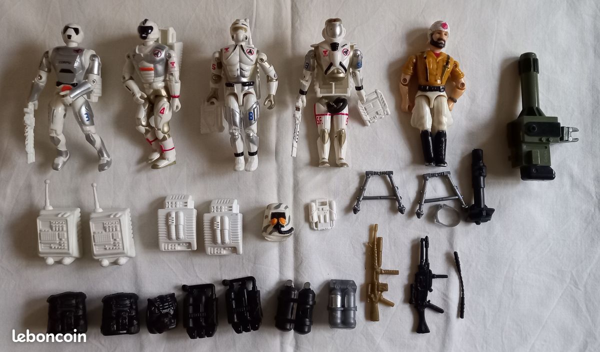 Lot de 14 figurines lanard et 1 véhicule remco